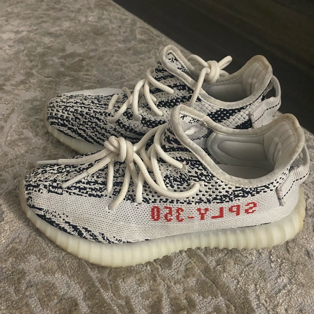 Yeezy 350 zebra size 4